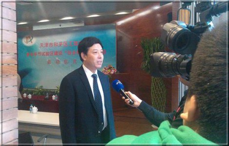 林谷春董事長參加“百企幫百村”活動，為貧困地區奉獻一片愛心，并接受電視臺記者采訪